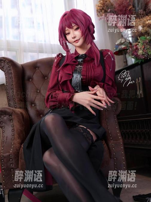 Machi马吉短裙写真持续更新——我把水杯和电话放桌上的勇气也连着进了画面！