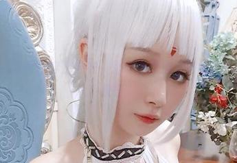 当PAKI草莓酱穿上内衣，那种美就像小时候吃到的那种快乐。