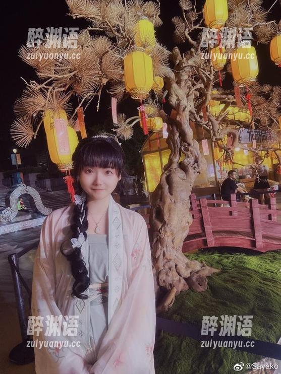 这大概就是Sayako＿今年4岁对凑阿库娅写真的一种致敬，怎么看都入迷