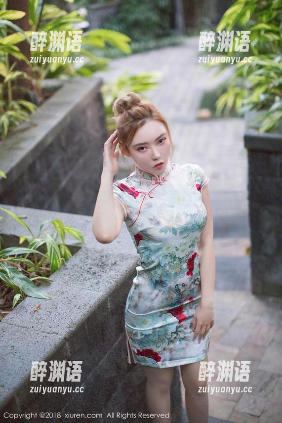 Xiuren秀人网 - 掰弯的黑丝，周井空的美图更新释放浓浓暗示！