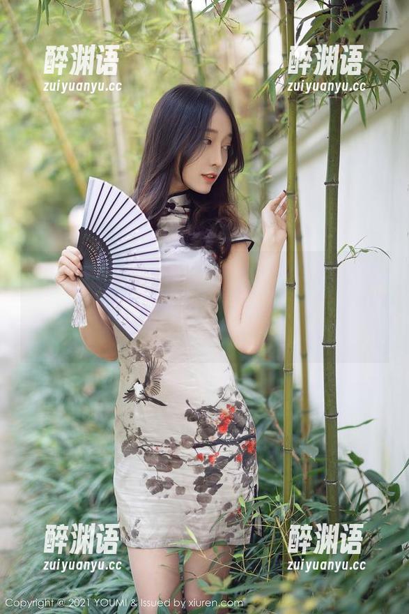 YouMi尤蜜荟 - 看Angela小热巴在天台上的图片合集，明明在用力摆拍，却有种天真无邪的气质。