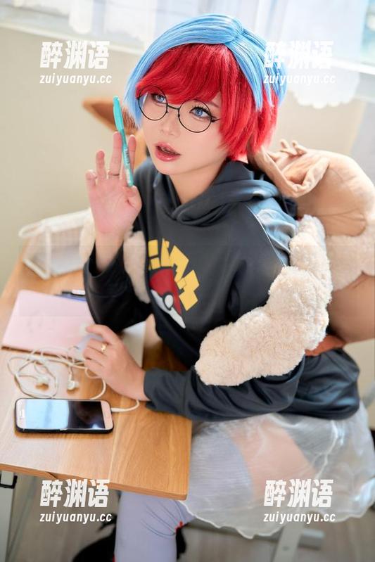 内衣图集更新，ZinieQ忘记买更大的衣服了？