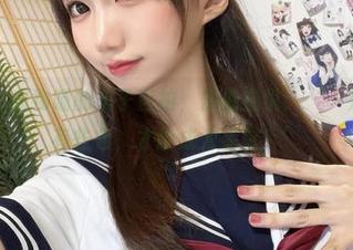 nagesa魔物喵的兔子自拍，仿佛在说：‘一只兔子要有些色，才能成为星星！’