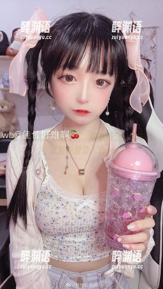 佳佳好难啊私房写真，细节满分，内衣款式轻松撩动人心。
