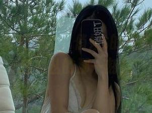 微密圈 – 野外探险：俏妞t的写真资源，穿越树丛的那一刻！