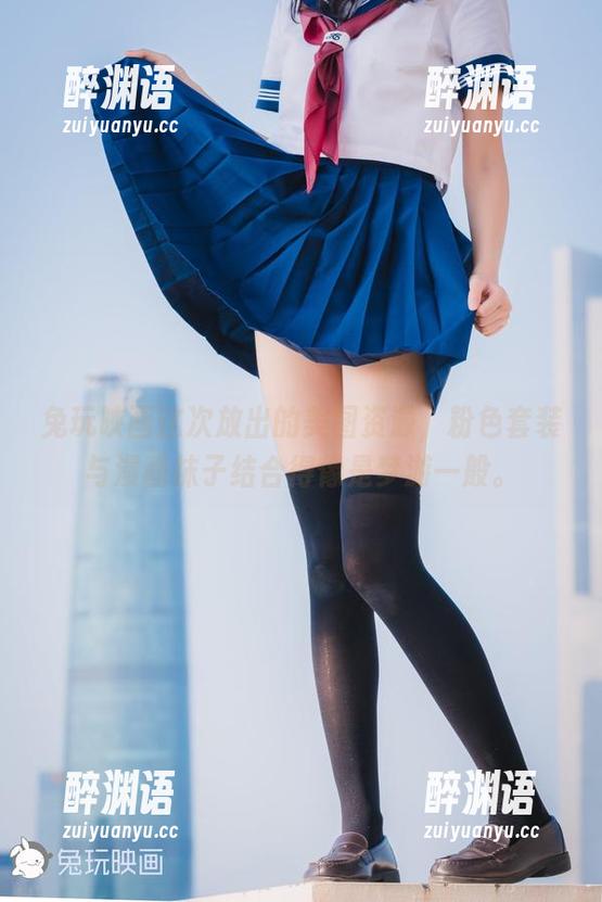 兔玩映画这次放出的美图资源，粉色套装与漫画袜子结合得像是梦游一般。