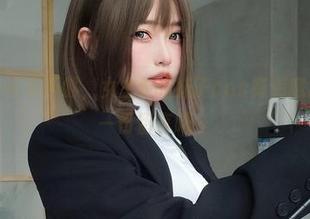 只看红色毛衣不够，女主K的妹子cos有点意思，下载一份留言吧～