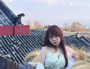 黑色，是宝儿mysterial的颜色；最新写真集值得一看哦！