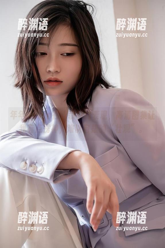 年年Nnian在泳装中的表现，高清图集让我有点愣神，难以自拔的“壮观”。