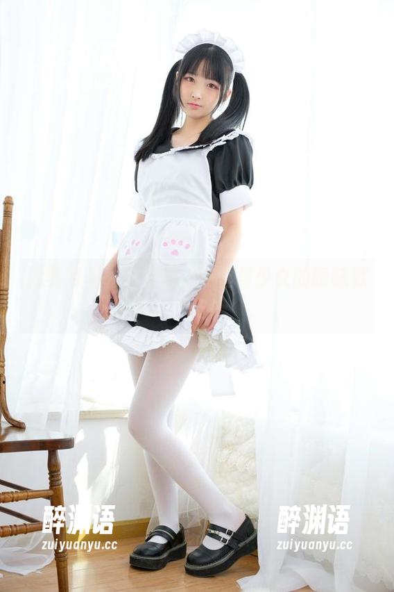 森萝财团私房写真，黑丝与少女的暧昧默契