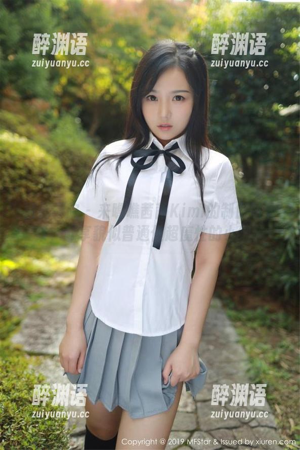 模范学院 - 来瞧瞧茜茜Kimi的制服写真集，分享貌似普通但超魔性的小细节