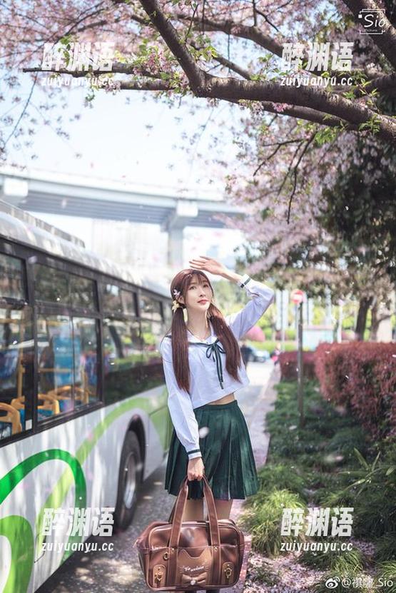 更新！王羽杉的校园套图，果然还是那种眼神藏着故事。