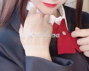 倒是挺随意的，神探火狸狸白裙写真，看了就想随手做壁纸。