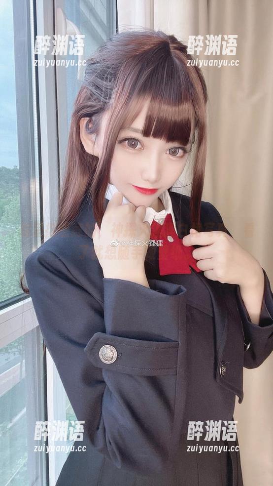 倒是挺随意的，神探火狸狸白裙写真，看了就想随手做壁纸。