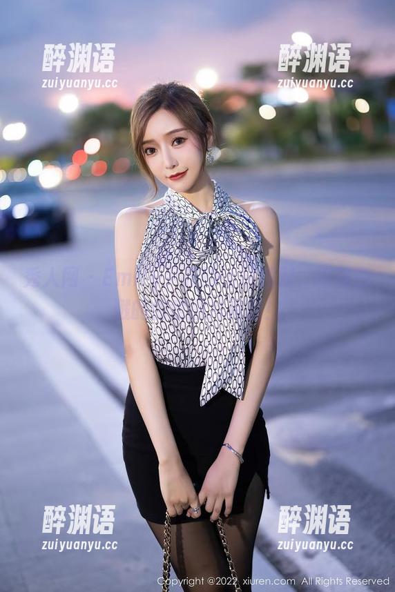 秀人网 - Emily尹菲的浴缸派对，水花四溅的创意图片资源！