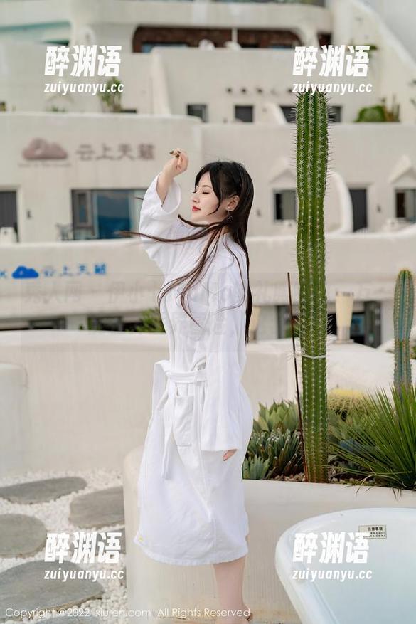 秀人网 - 伊小七MoMo的礼服图包：万一能在异世界冒险，这套不亏