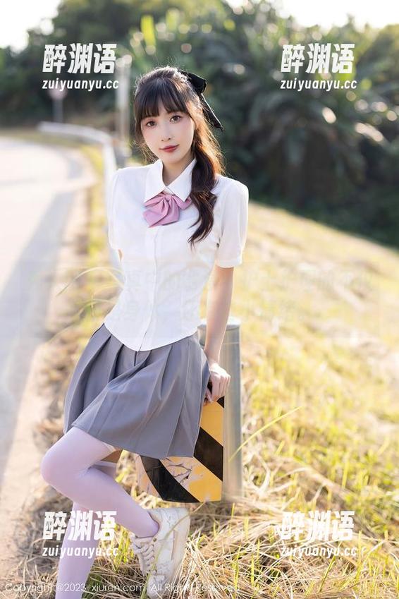 秀人网 - 写真中的俞漫：护士护理的不仅仅是身体，还有些小情绪。