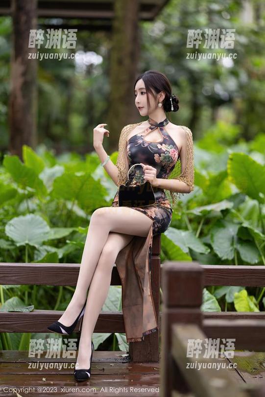 秀人网 - 夏诗雯Sally的最新写真“眼镜”：到底是她好看还是眼镜太抢镜？