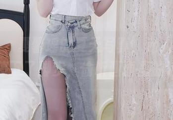 秀人网 – 夏馨瑶的夏天写真，迷人的风也似乎停下了脚步，偷听画面里的话语。