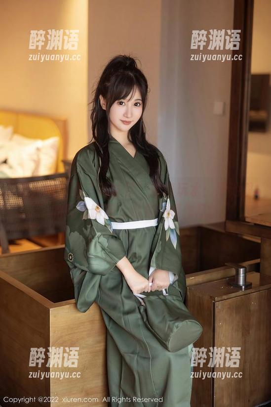 秀人网 - 看“燕甘甘”如何玩水：泳池里的每个瞬间，都是一幅作品。