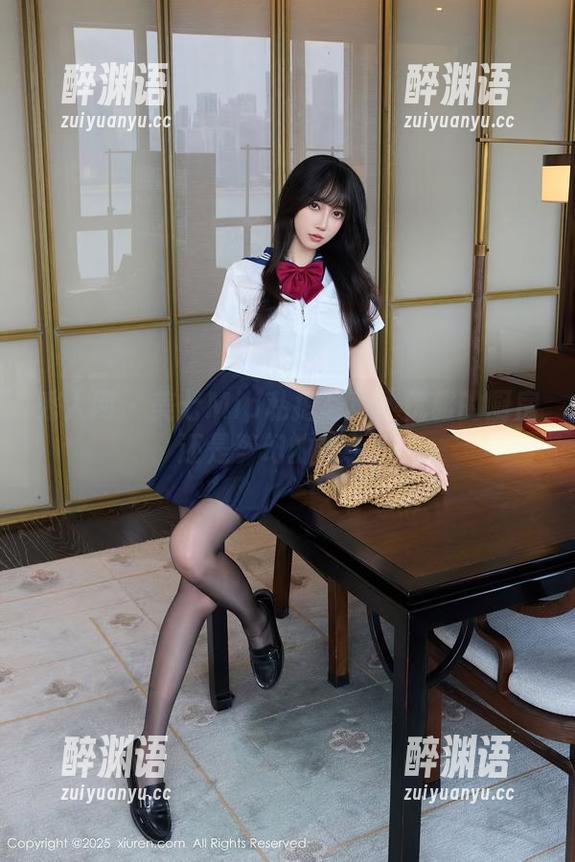 秀人网 - 美七Mia私拍写真：优雅的厨房还是梦幻的舞台？