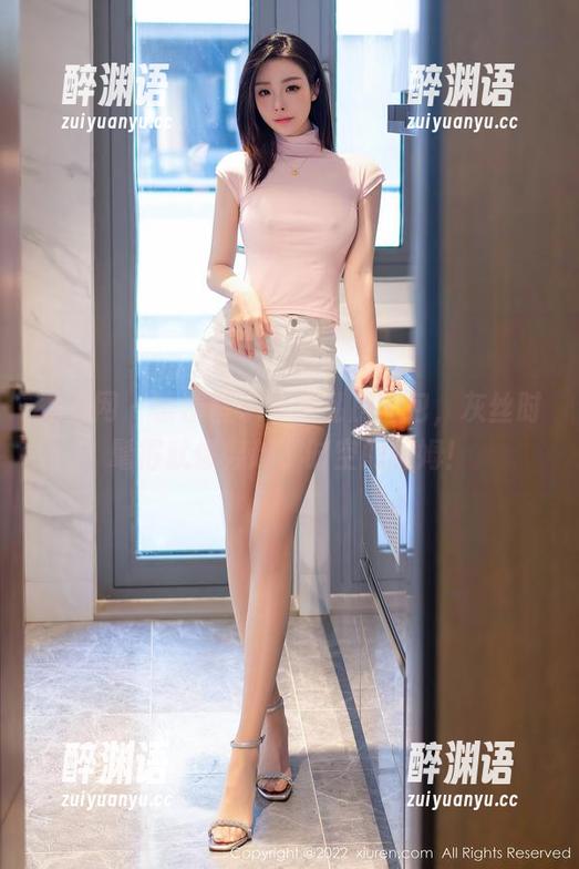 秀人网 - 蕾蕾醒了没的私房图包，灰丝时髦得就像穿越了时空的保姆！