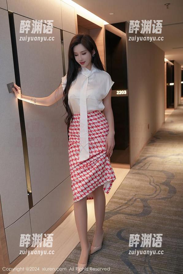 秀人网 - 我看陈念灵Vickyao的高清制服美图，仿佛听到了闹市中一阵悸动。