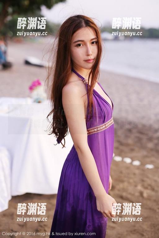 美媛馆 - Carina梦绮的圣诞图片：有些姿势能默默让人多看几眼，你懂的？