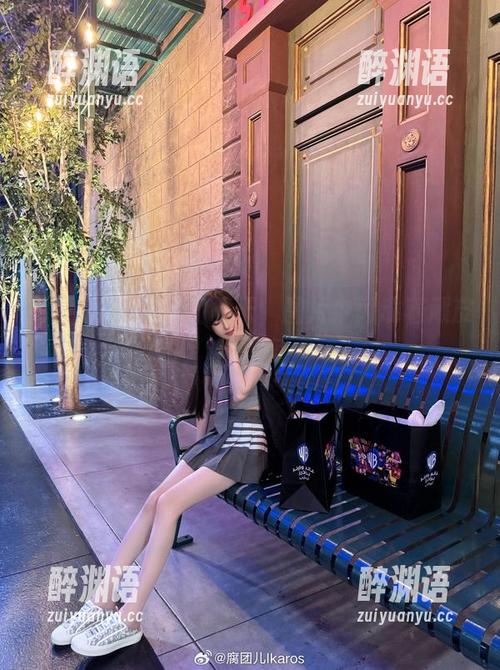 腐团儿Ikaros的夏天，图片中闪动着顽皮的夏风