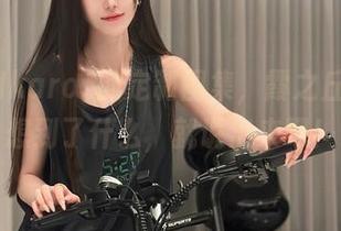 腐团儿Ikaros的定制图集，霞之丘诗羽，想到了什么，就说出来吧！