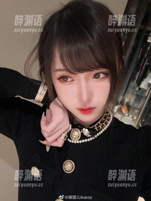 腐团儿Ikaros的荆轲原图，选得很精致，俨然宫廷里的冷酷王子。