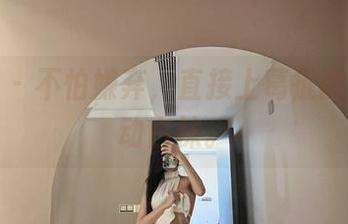 微密圈 – 不怕嫌弃，直接上葛征的私拍运动白袜。
