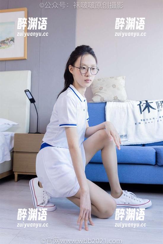 袜啵啵 - 小甜豆的“白丝”新境界：一只脚的画报