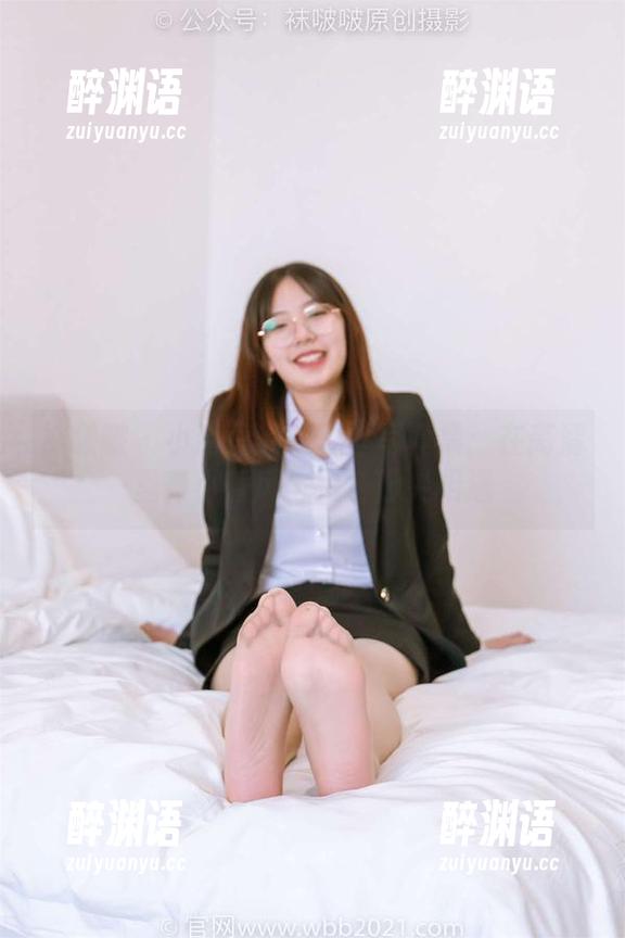 袜啵啵 - 小甜豆的短黑丝写真集：在高清里，小香风与黑色脚尖相遇
