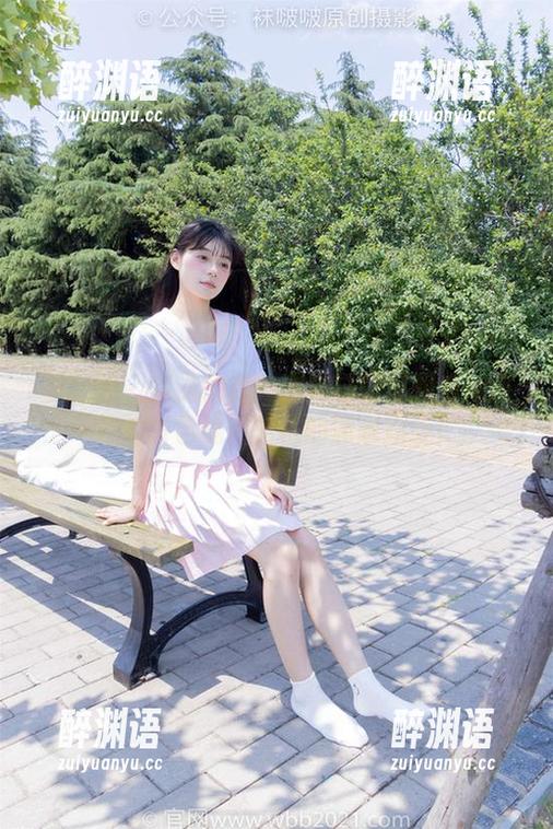 袜啵啵-泡芙 袜啵啵 - 精选图库:泡芙与她那双看似普通的白色棉质船袜的潇洒周旋!