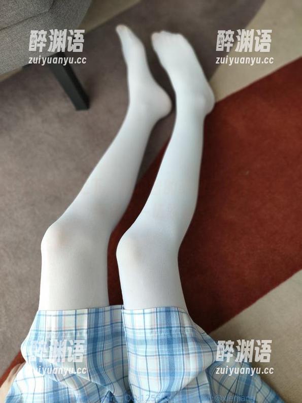 足尖彩虹之下，西尔酱的美图把JK白丝演绎成了一场骚动。