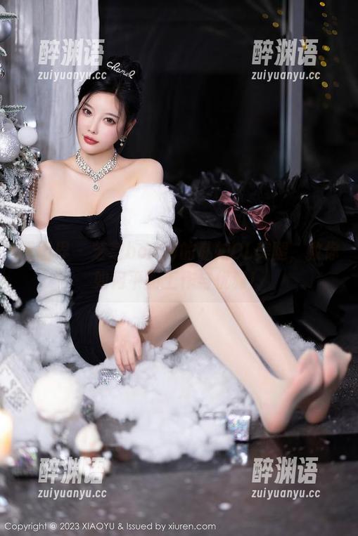 语画界 - 芝芝booty的私拍OL美腿，教你如何平衡工作与优雅！