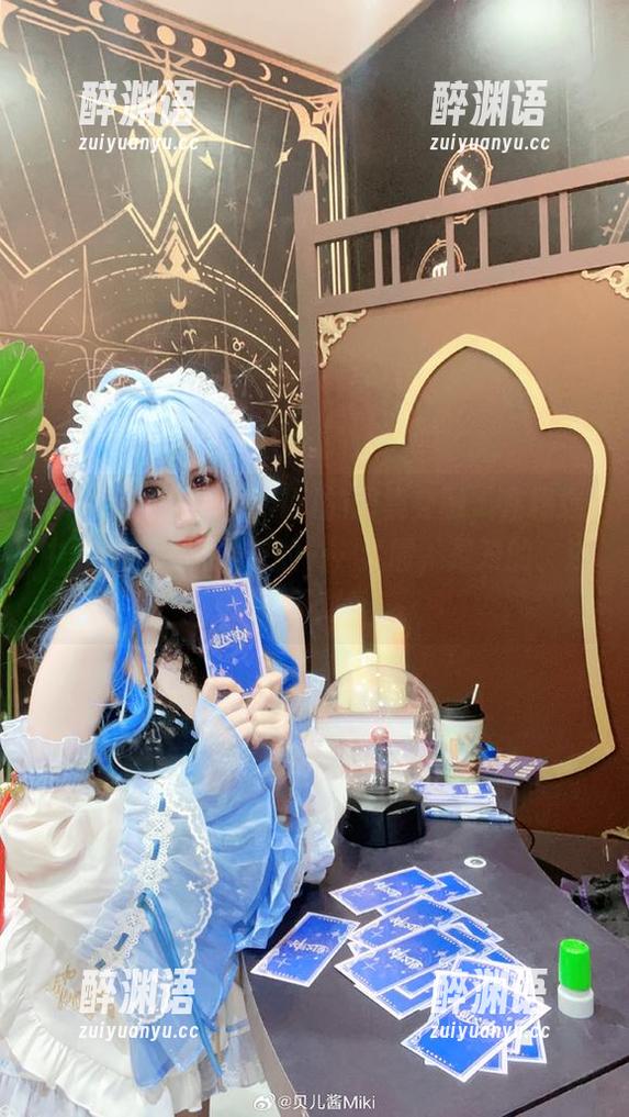 职业装与贝儿酱Miki的图集交融，在精选中散发出一种神奇的……氛围，是对的、还是不对！