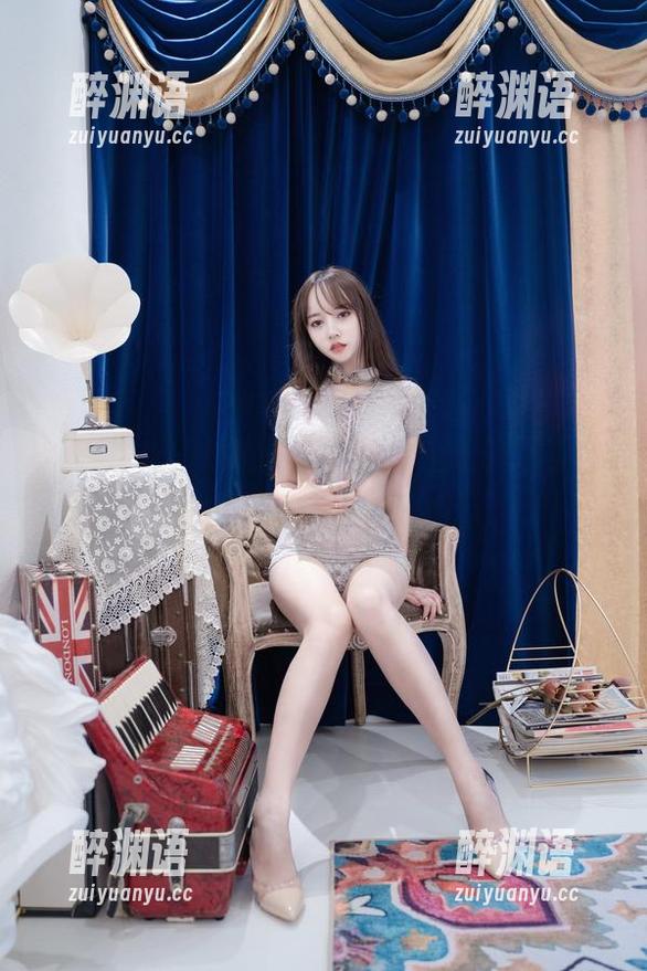 在过期米线线喵的写真中，定制的举手投足都透着温柔小妈的影子