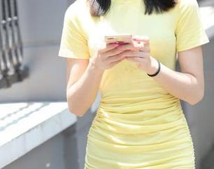 魔镜街拍：那位黑丝美女好像跟我每天见面的人有点像…有点不真实啊，果然是作品。