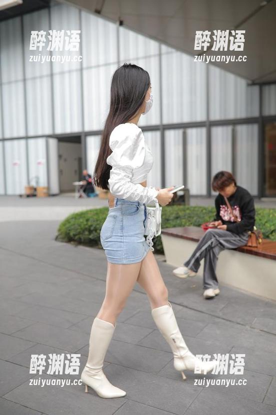 魔镜街拍全新最新写真：小背心与牛仔裤的实穿指南