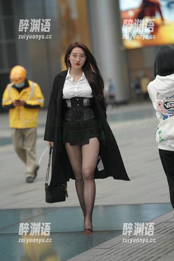 魔镜街拍专属：短裙肉丝黑高跟鞋外拍合集，让你眼前一亮的作品