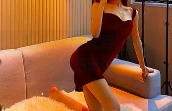微密圈 – 照片中的黎允熙，灰色后妈裙让我不想说话…